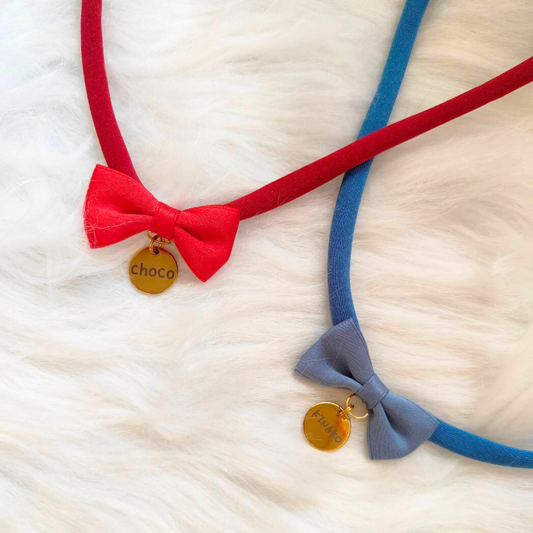 迷子札付き ミニリボンの首輪 ストレス最小限 おハゲ防止 わずか3g リニューアル紐 ステンレス製 やわらか紐首輪 軽い・やわらか紐・安全バックル・迷子札付き