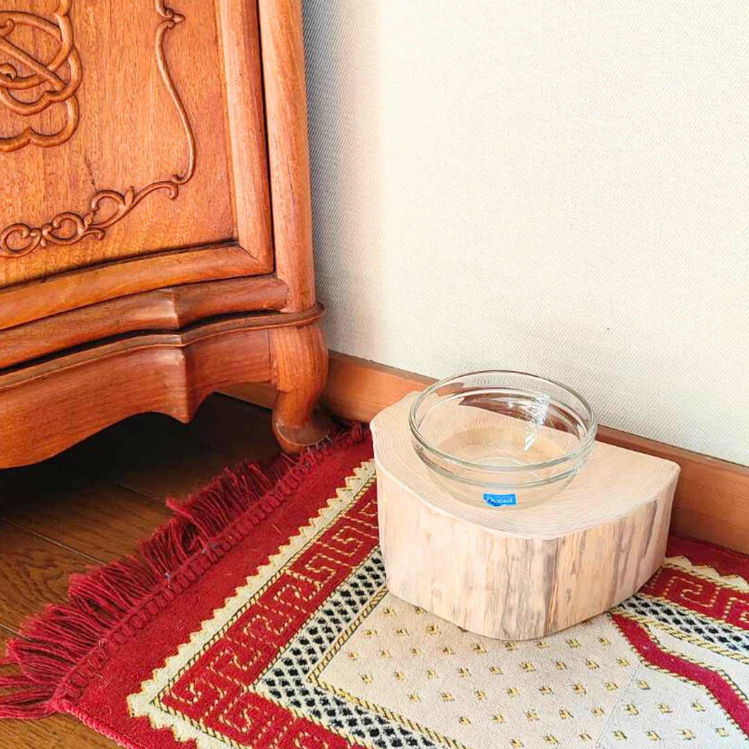 半割り　壁に沿って置ける　しゃれ木高野槙のログボウル（焼き加工なし）　ガラスボウル付　ごはん台　フードボウル　餌台　エサ入れ 1個販売