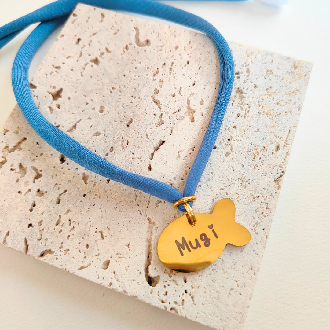 ズレない迷子札（さかな型）　ストレス最小限　おハゲ防止　リニューアル紐　ステンレス製　やわらか紐首輪　軽い・やわらか紐・安全バックル・迷子札付き