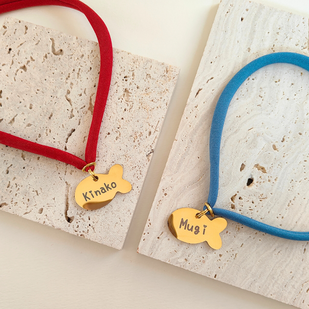 ズレない迷子札（さかな型）　ストレス最小限　おハゲ防止　リニューアル紐　ステンレス製　やわらか紐首輪　軽い・やわらか紐・安全バックル・迷子札付き