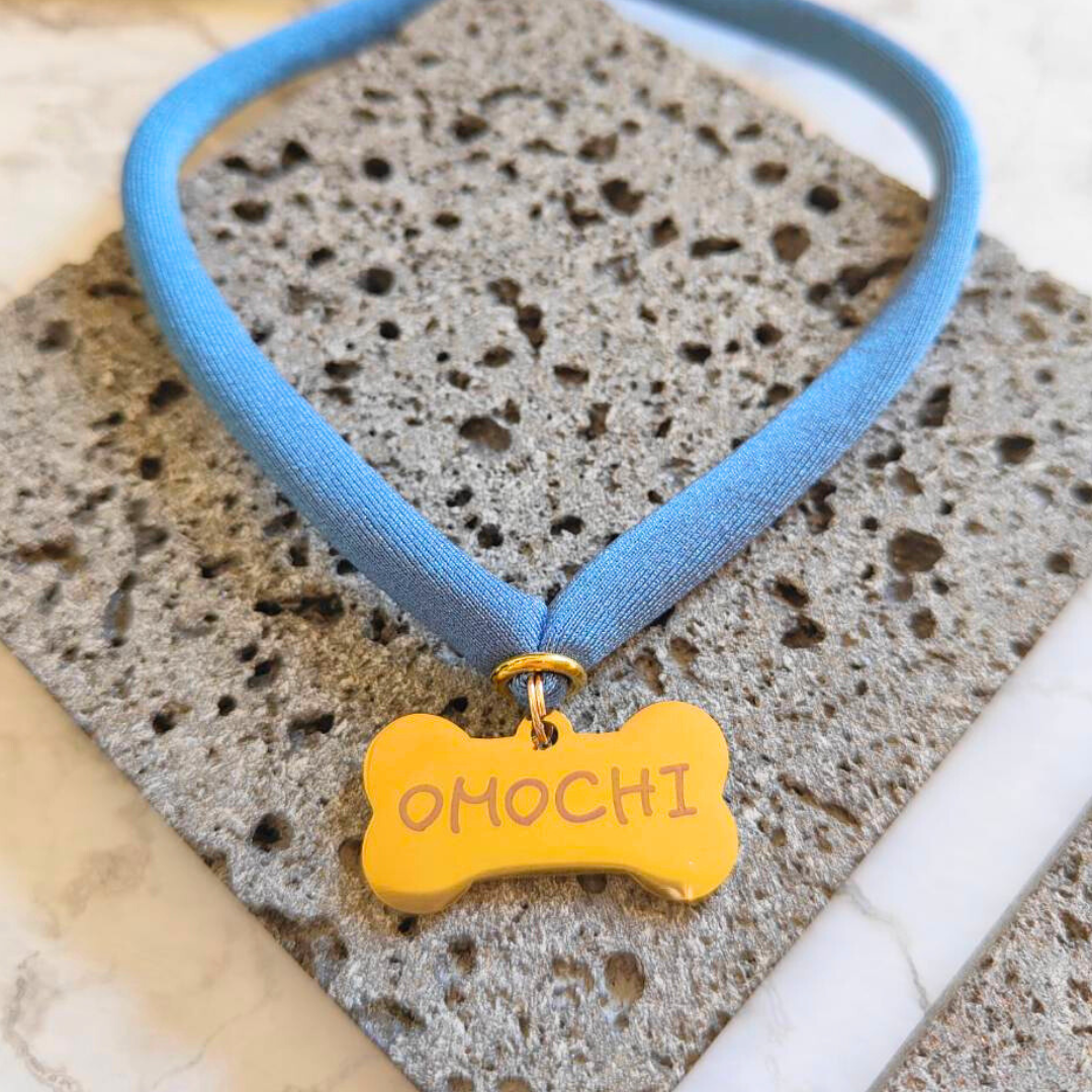 ズレない迷子札（骨型）　ストレス最小限　おハゲ防止　リニューアル紐　ステンレス製　やわらか紐首輪　軽い・やわらか紐・安全バックル・迷子札付き