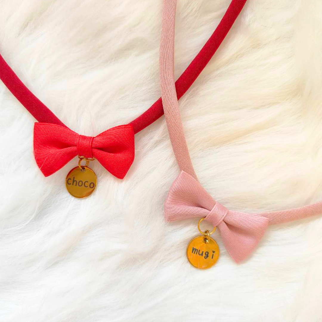 迷子札付き　ミニリボンの首輪　ストレス最小限　おハゲ防止　わずか3g　リニューアル紐　ステンレス製　やわらか紐首輪　軽い・やわらか紐・安全バックル・迷子札付き