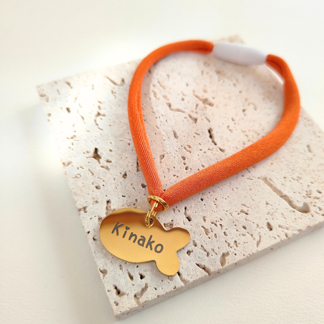 ズレない迷子札（さかな型）　ストレス最小限　おハゲ防止　リニューアル紐　ステンレス製　やわらか紐首輪　軽い・やわらか紐・安全バックル・迷子札付き