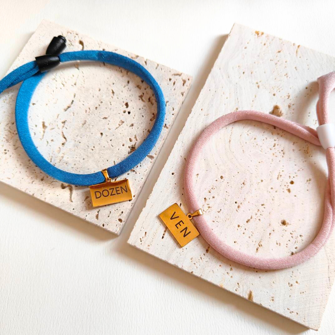 ズレない迷子札　プレート型　ストレス最小限　おハゲ防止　わずか4g　リニューアル紐　ステンレス製　やわらか紐首輪　軽い・やわらか紐・安全バックル・迷子札付き