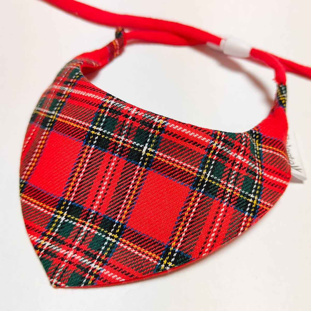 ＼Long-haired pets welcome／ Bandana collar visible even with fluffy fur, optional ID tag, safety buckle included 【Tartan Check Red】