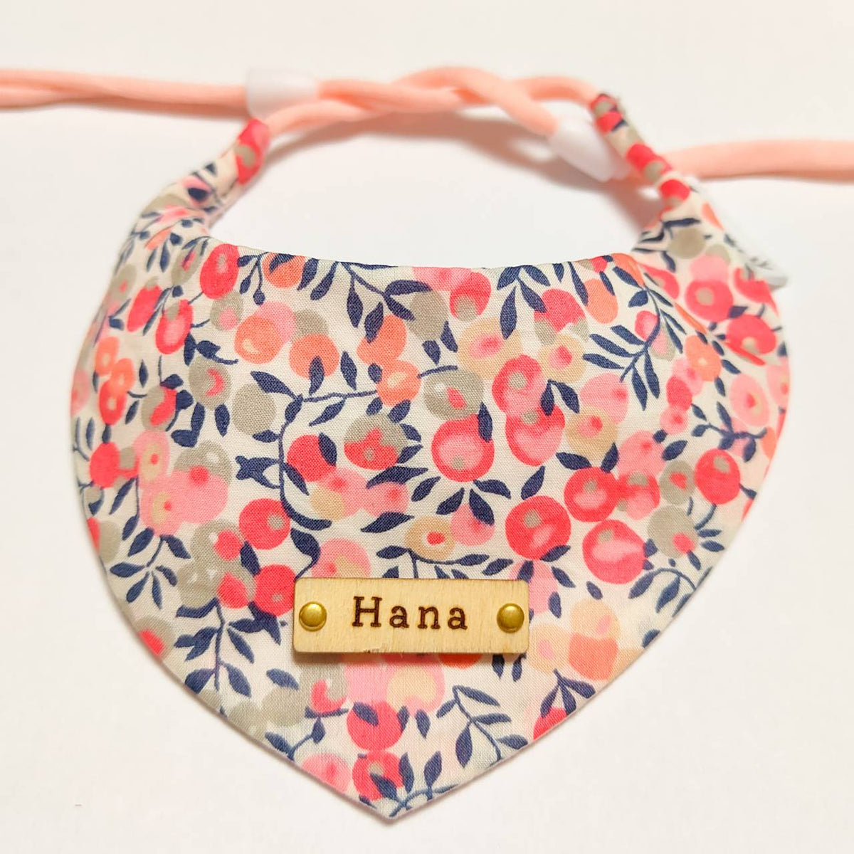 ＼Long-haired pets welcome／ Bandana collar visible even on fluffy fur, optional ID tag, safety buckle included 【Wiltshire Pink】