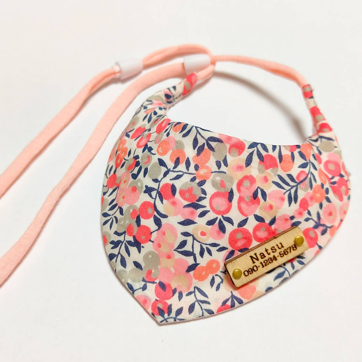 ＼Long-haired pets welcome／ Bandana collar visible even on fluffy fur, optional ID tag, safety buckle included 【Wiltshire Pink】