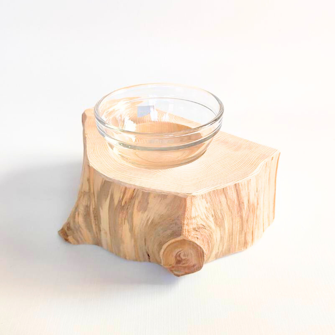 半割り　壁に沿って置ける　しゃれ木高野槙のログボウル（焼き加工なし）　ガラスボウル付　ごはん台　フードボウル　餌台　エサ入れ 1個販売