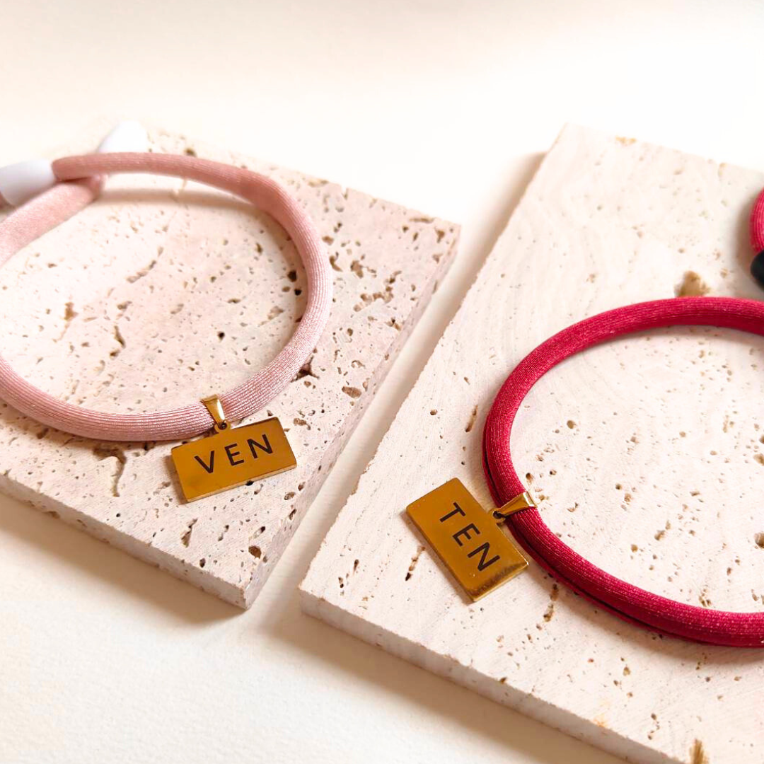 ズレない迷子札　プレート型　ストレス最小限　おハゲ防止　わずか4g　リニューアル紐　ステンレス製　やわらか紐首輪　軽い・やわらか紐・安全バックル・迷子札付き