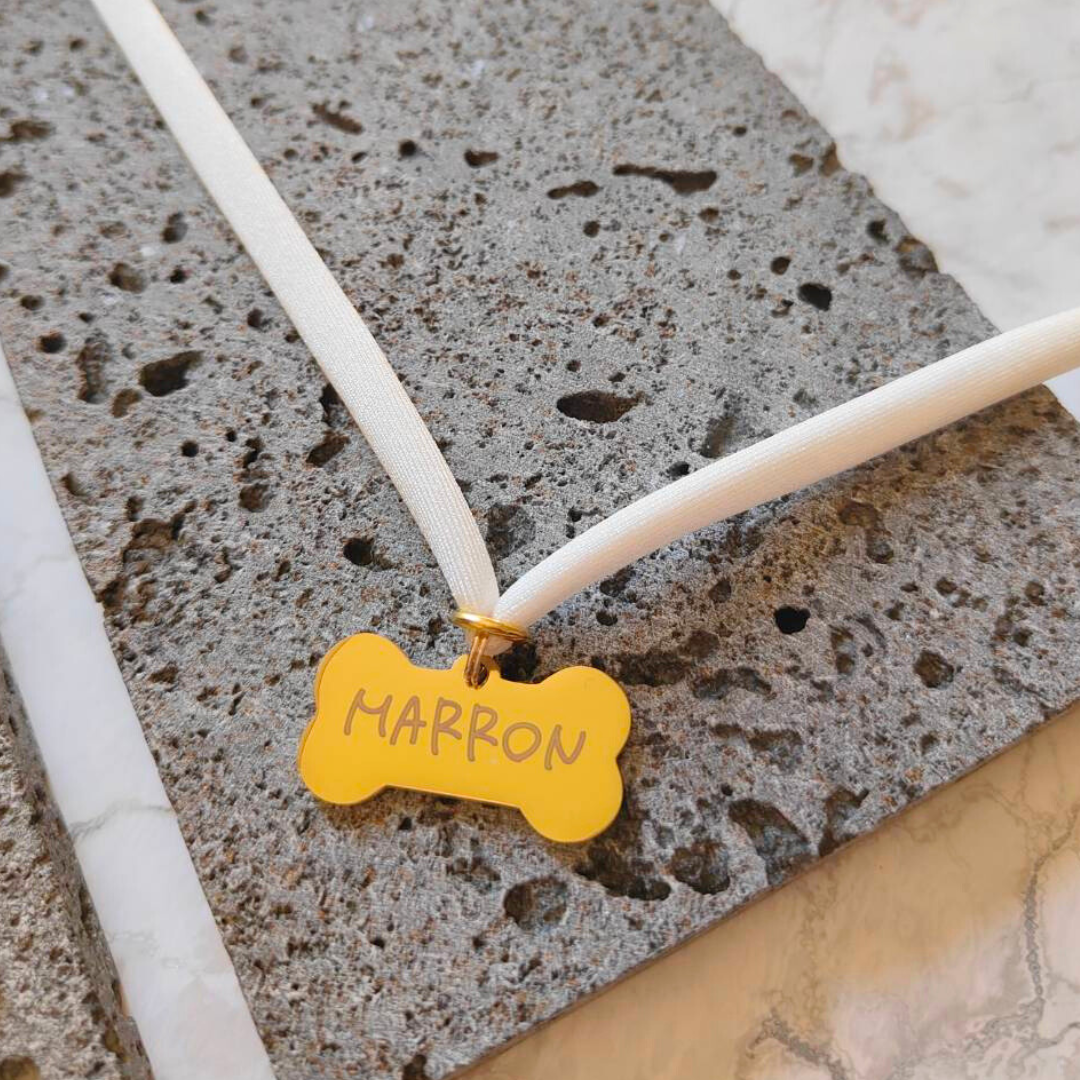 ズレない迷子札（骨型）　ストレス最小限　おハゲ防止　リニューアル紐　ステンレス製　やわらか紐首輪　軽い・やわらか紐・安全バックル・迷子札付き