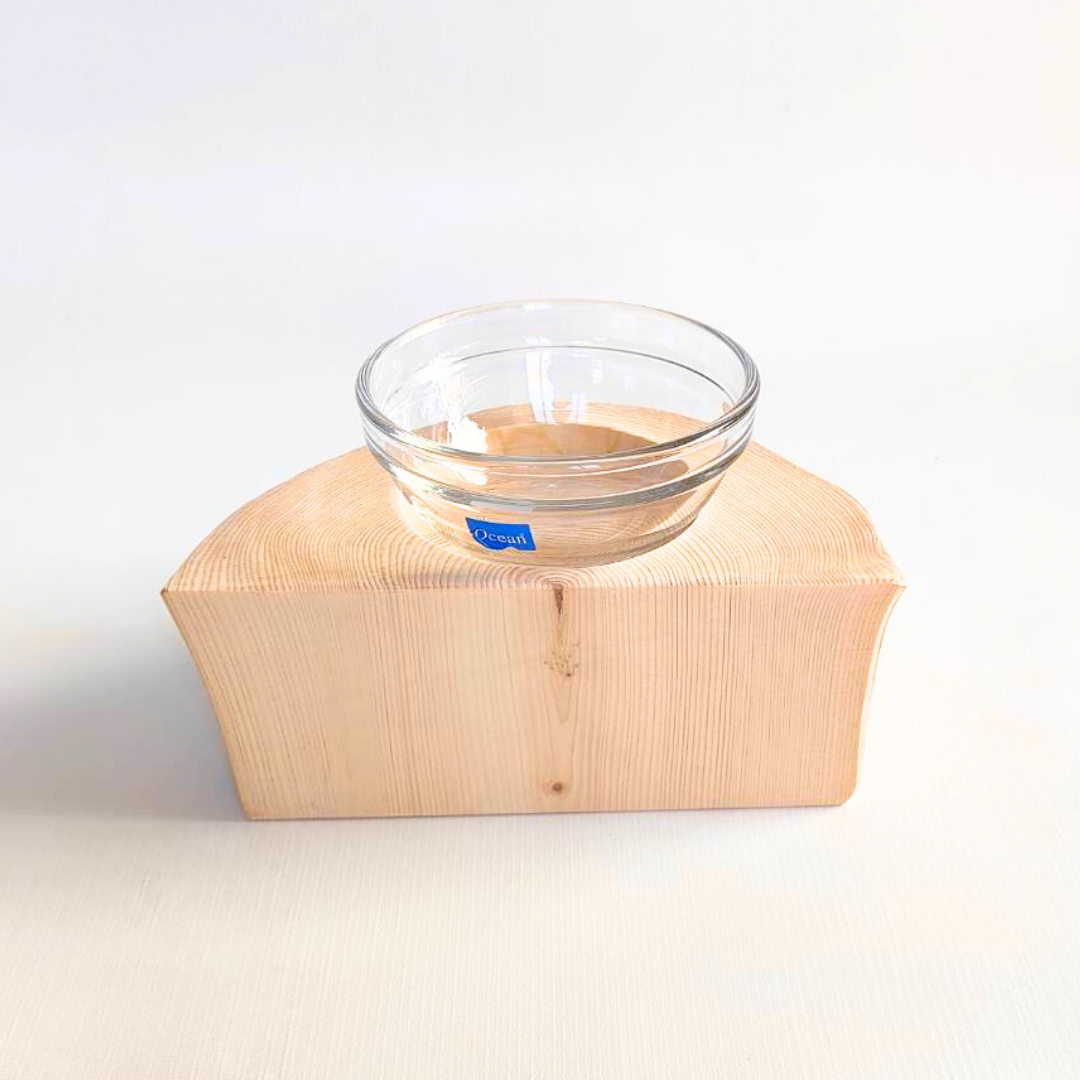 半割り　壁に沿って置ける　しゃれ木高野槙のログボウル（焼き加工なし）　ガラスボウル付　ごはん台　フードボウル　餌台　エサ入れ 1個販売