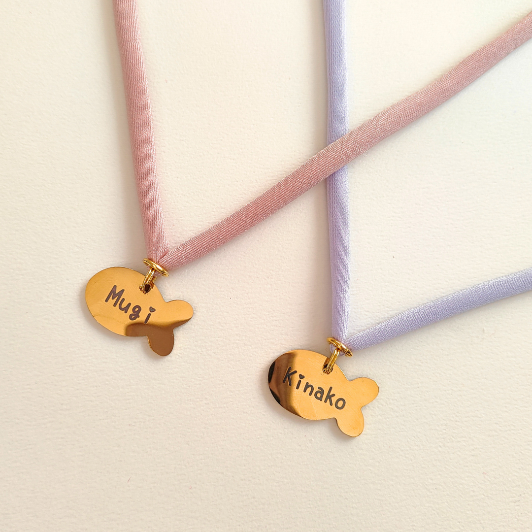 ズレない迷子札（さかな型）　ストレス最小限　おハゲ防止　リニューアル紐　ステンレス製　やわらか紐首輪　軽い・やわらか紐・安全バックル・迷子札付き