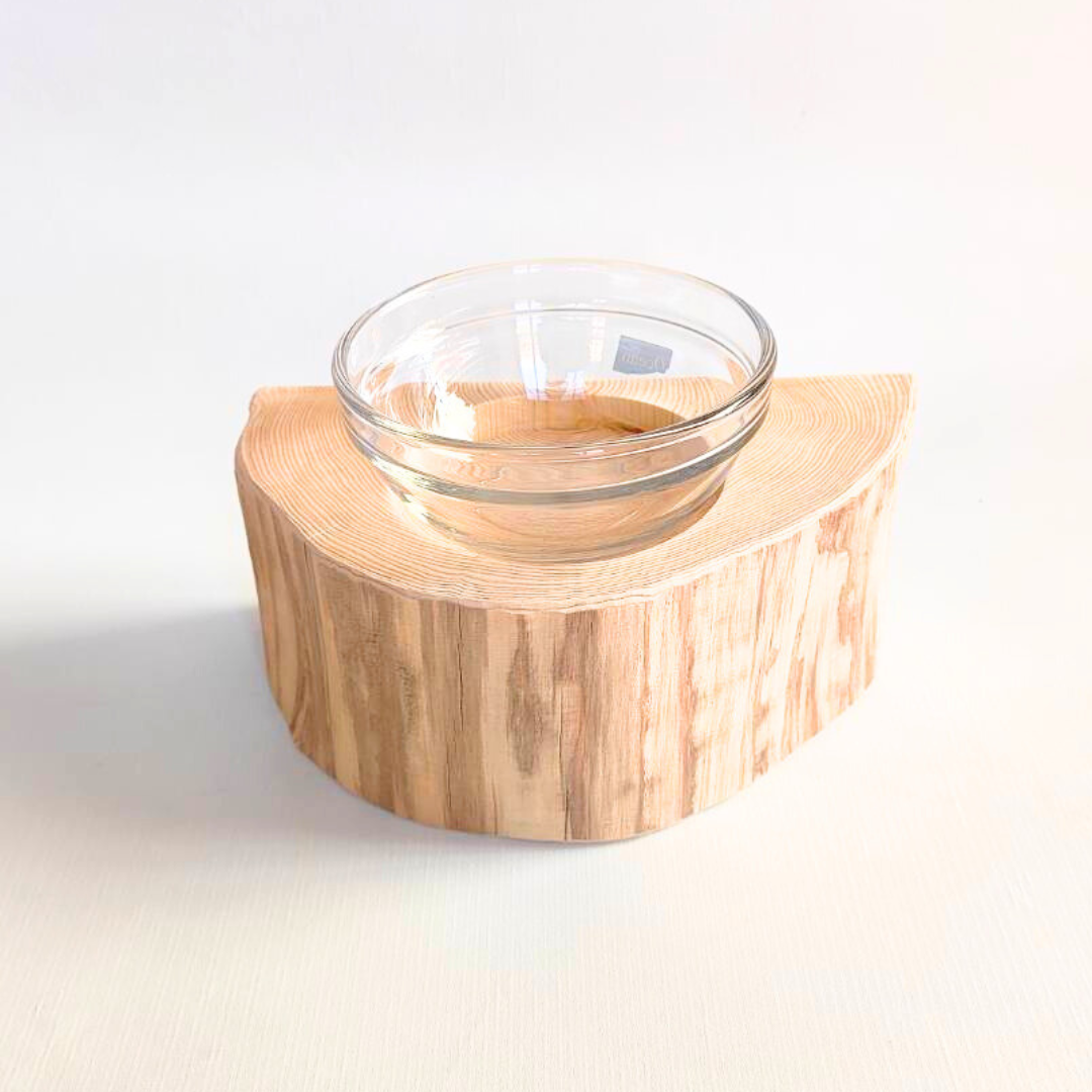 半割り　壁に沿って置ける　しゃれ木高野槙のログボウル（焼き加工なし）　ガラスボウル付　ごはん台　フードボウル　餌台　エサ入れ 1個販売