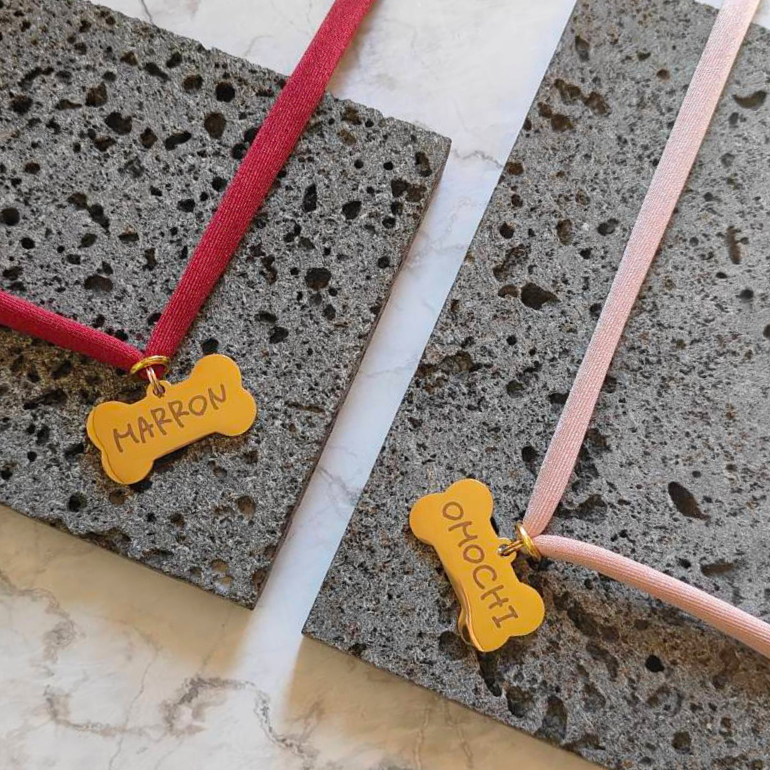 ズレない迷子札（骨型）　ストレス最小限　おハゲ防止　リニューアル紐　ステンレス製　やわらか紐首輪　軽い・やわらか紐・安全バックル・迷子札付き