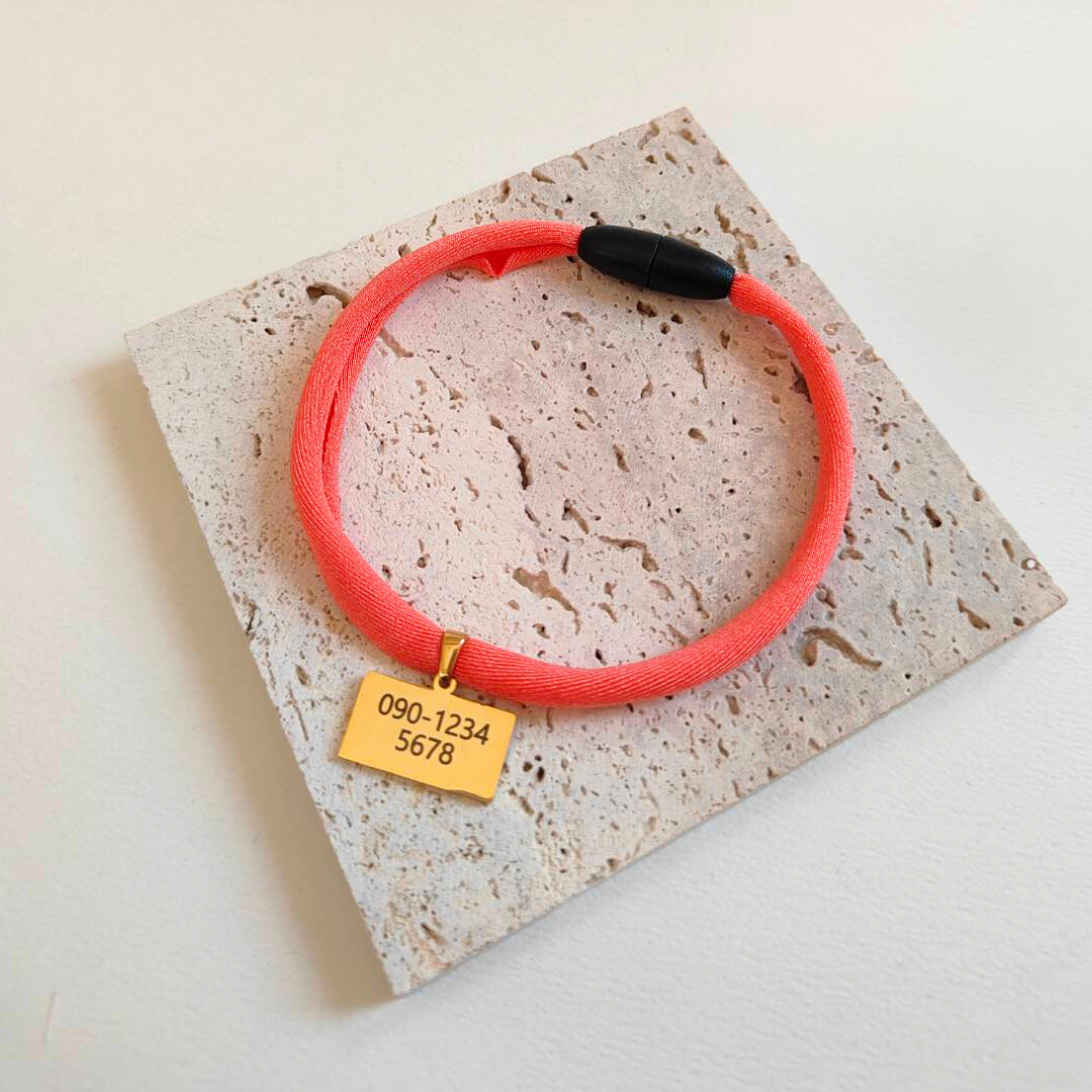 ズレない迷子札　プレート型　ストレス最小限　おハゲ防止　わずか4g　リニューアル紐　ステンレス製　やわらか紐首輪　軽い・やわらか紐・安全バックル・迷子札付き