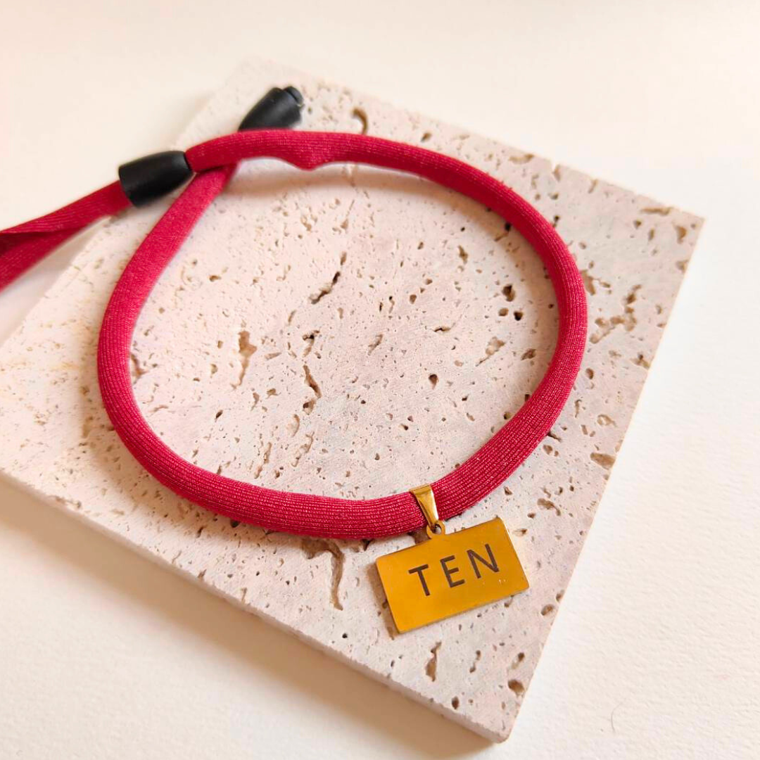 ズレない迷子札　プレート型　ストレス最小限　おハゲ防止　わずか4g　リニューアル紐　ステンレス製　やわらか紐首輪　軽い・やわらか紐・安全バックル・迷子札付き