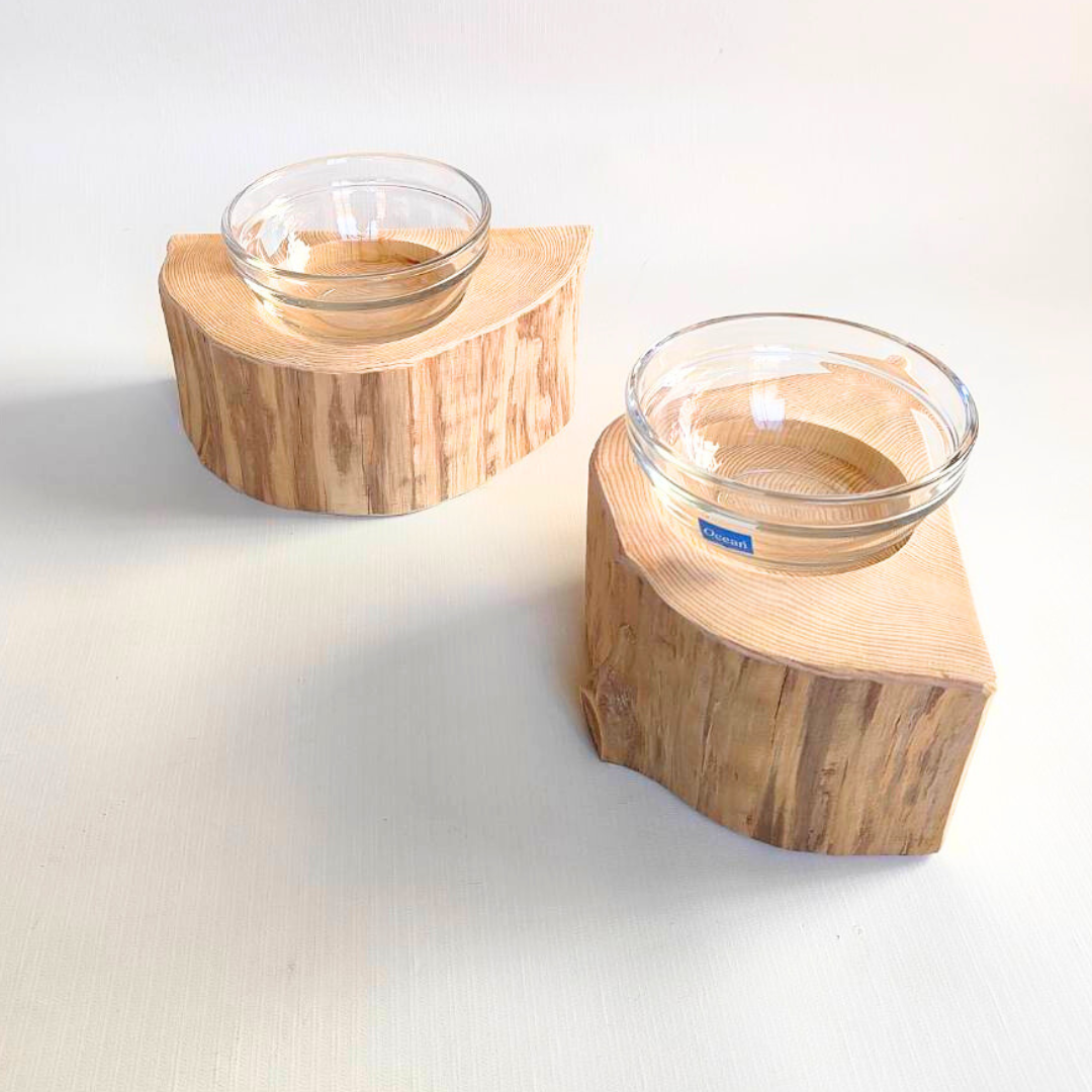 半割り　壁に沿って置ける　しゃれ木高野槙のログボウル（焼き加工なし）　ガラスボウル付　ごはん台　フードボウル　餌台　エサ入れ 1個販売